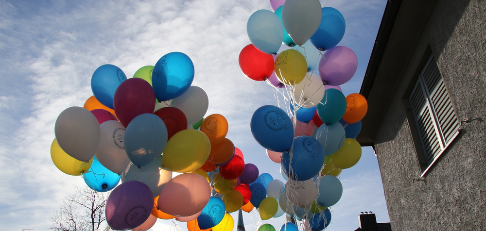 Prinz ORE LXIV Thomas III und ihre Lieblichkeit Prinzessin Theresia I mit Pfr. Manfred und Gefolge bringen Faschingsstimmung auf dem Kirchplatz.